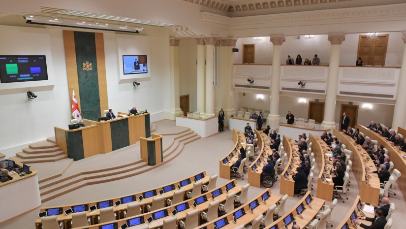 NGO-ებს საჯარო გადაწყვეტილებებში მონაწილეობის ვალდებულება აღარ ექნებათ – პარლამენტმა კანონში ცვ