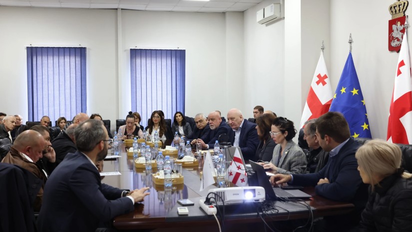 სურსათის ეროვნულ სააგენტოში რძის მწარმოებლებთან შეხვედრა გაიმართა – რა განიხილეს?