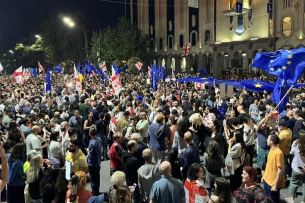 რუსთაველის გამზირზე საავტომობილო მოძრაობა გადაკეტილია – პროტესტის 138-ე დღე რუსთაველის გამზირზე საავტომობილო მოძრაობა გადაკეტილია – პროტესტის 138-ე დღე