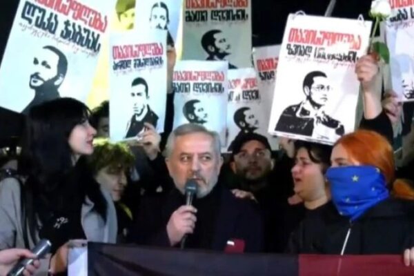აქციის მონაწილეებმა გმირთა მემორიალთან ფიცი დადეს აქციის მონაწილეებმა გმირთა მემორიალთან ფიცი დადეს