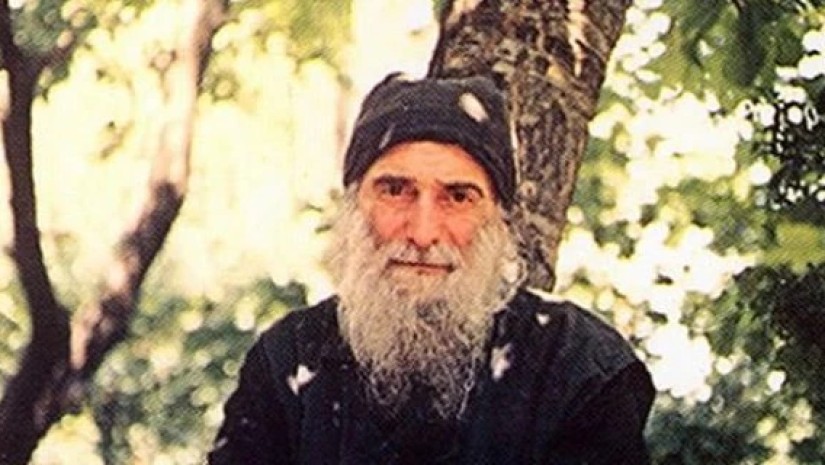 თუ მხოლოდ გზის ფული გვაქვს და მათხოვარმა გვთხოვა, როგორ მოვიქცეთ? – ნახეთ, მამა გაბრიელის პასუხი