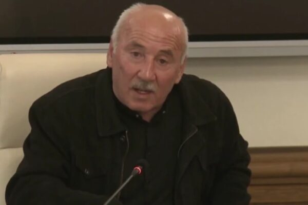გულ-მკერდი გაკერილი იყო თივის საპრესი თოკით, ცარიელი ფუტლარი მოგვიყვანეს. ჩემმა მეუღლემ ამას ვე