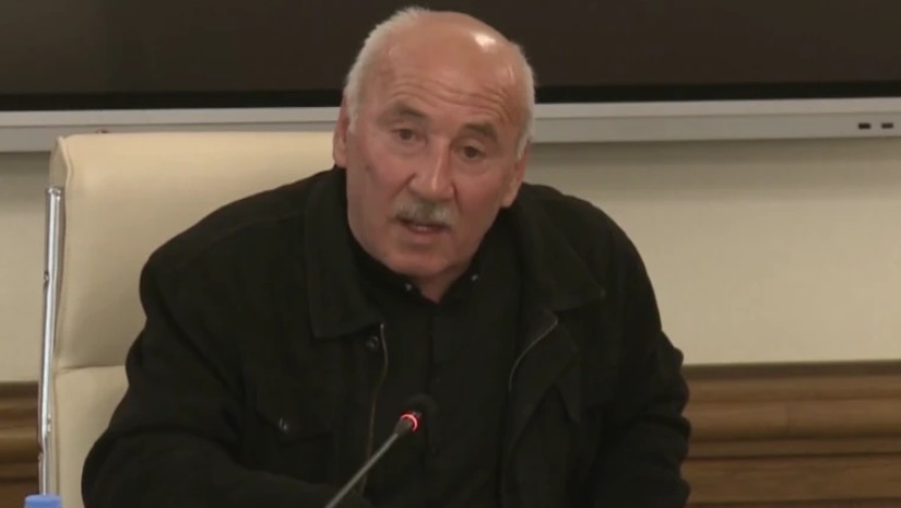 გულ-მკერდი გაკერილი იყო თივის საპრესი თოკით, ცარიელი ფუტლარი მოგვიყვანეს. ჩემმა მეუღლემ ამას ვე