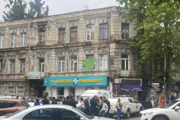 დადიანის ქუჩაზე, სადაც საცხოვრებლის იატაკი ჩაინგრა, 12-მეტრიანი ავტობუსების მოძრაობა დროებით იზ დადიანის ქუჩაზე, სადაც საცხოვრებლის იატაკი ჩაინგრა, 12-მეტრიანი ავტობუსების მოძრაობა დროებით იზ
