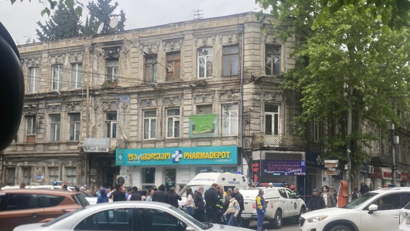 დადიანის ქუჩაზე, სადაც საცხოვრებლის იატაკი ჩაინგრა, 12-მეტრიანი ავტობუსების მოძრაობა დროებით იზ
