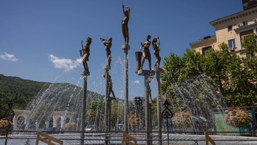 დედაქალაქში არსებული შადრევნების ჩართვა დაიწყო