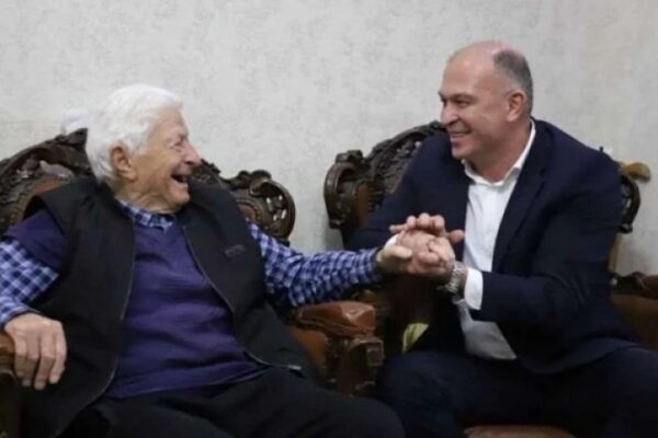 ლევან მგალობლიშვილი მეორე მსოფლიო ომის მონაწილე 99 წლის ორესტი ბერულავას ესტუმრა