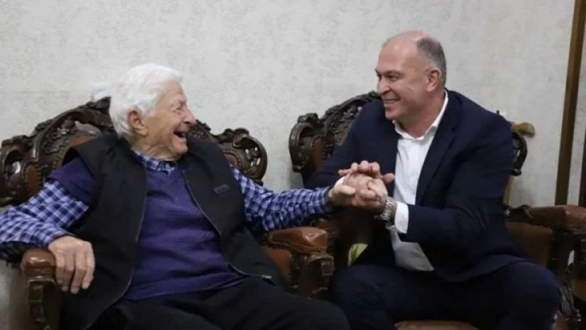 ლევან მგალობლიშვილი მეორე მსოფლიო ომის მონაწილე 99 წლის ორესტი ბერულავას ესტუმრა