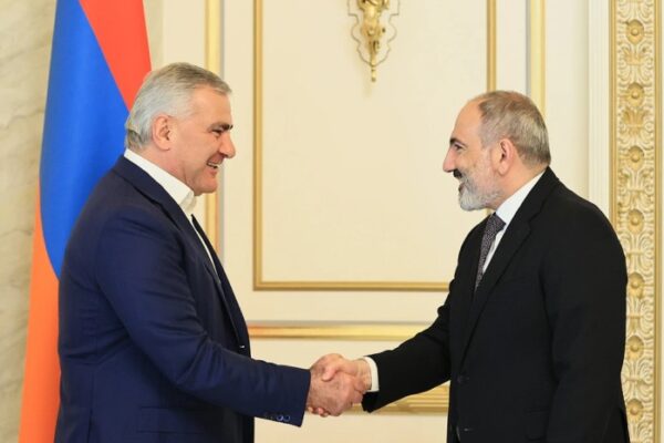 ფაშინიანი მილიარდერ სამველ კარაპეტიანისთვის სომხეთის ელექტროსისტემის ჩამორთმევას გეგმავს