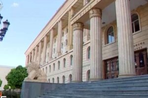 სასამართლომ მანდატურის მიმართ თავდასხმის ფაქტზე ბრალდებულ ნინო დათაშვილს აღკვეთის ღონისძიებ