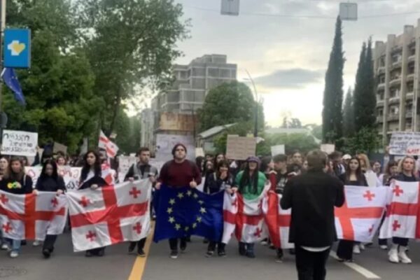 “თავისუფლება ლუკას, თათიას, ლიკას” – სტუდენტების აქცია პარლამენტთან “თავისუფლება ლუკას, თათიას, ლიკას” – სტუდენტების აქცია პარლამენტთან