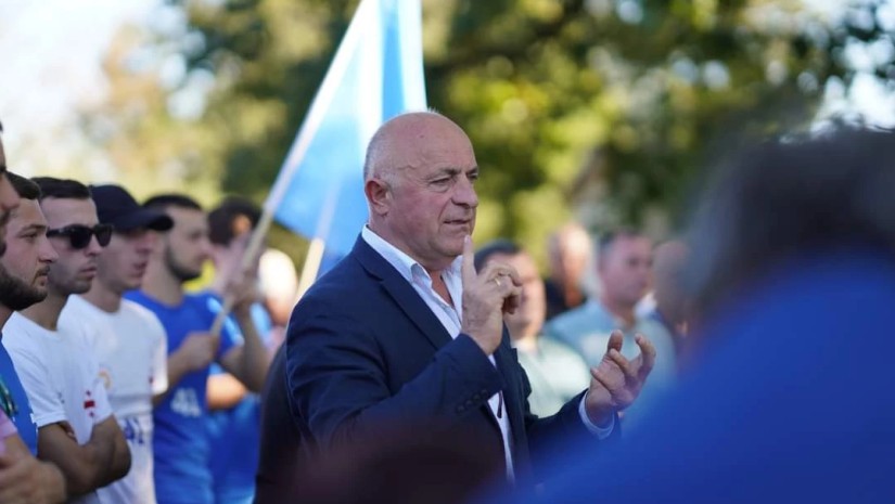 მამუკა ხაზარაძე აღნიშნავს, რომ მას არ აინტერესებს ჩხოროწყუში მიმდინარე პროცესები და ჩხოროწყუე