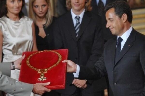 ნიკოლა სარკოზის საპატიო ლეგიონის ორდენი ჩამოართვეს ნიკოლა სარკოზის საპატიო ლეგიონის ორდენი ჩამოართვეს