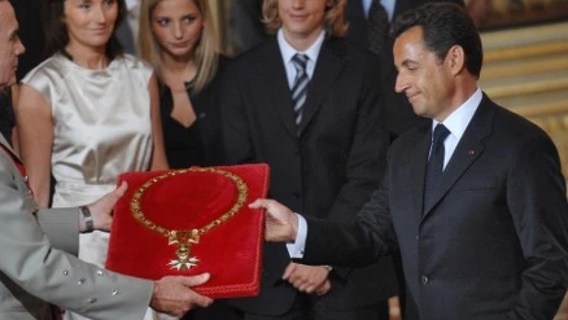 ნიკოლა სარკოზის საპატიო ლეგიონის ორდენი ჩამოართვეს