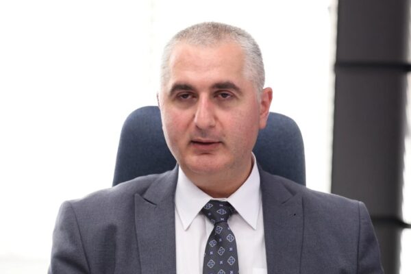 ლაშა ხუციშვილი ლევან კაკავას რეფორმებისთვის მადლობას უხდის ლაშა ხუციშვილი ლევან კაკავას რეფორმებისთვის მადლობას უხდის